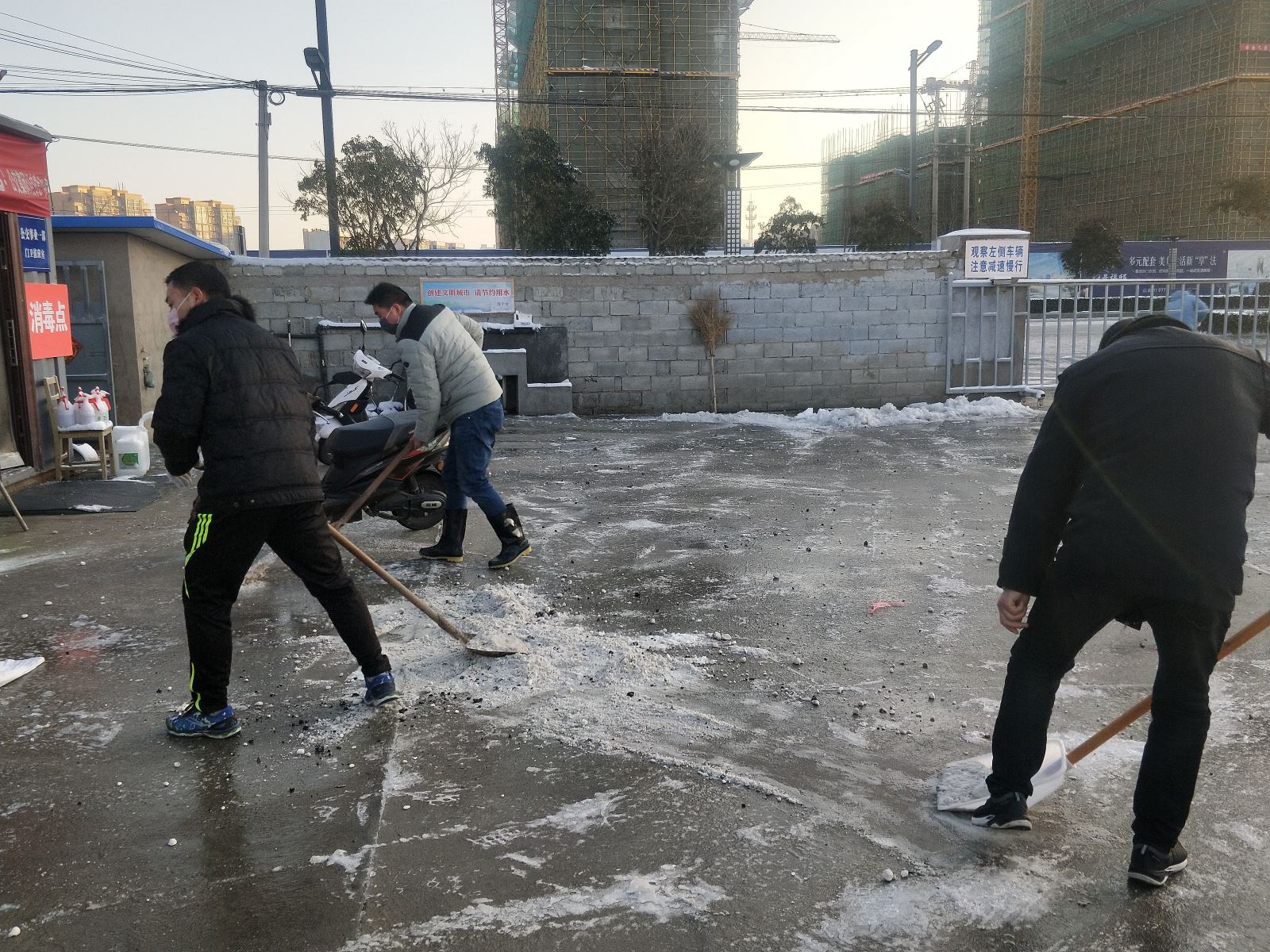 公交集團(tuán)公交事業(yè)一部組織員工開展掃雪活動(dòng)